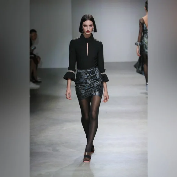 This mini skirt is chic and elegant in blue brocade. - Picture 3 of 5